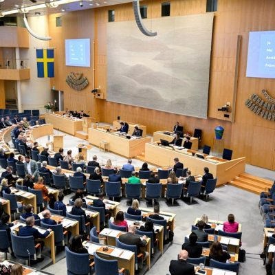 Parlamento aprova lei que reduz a idade exigida para que as pessoas mudem legalmente de gênero de 18 para 16 anos em Estocolmo, Suécia.