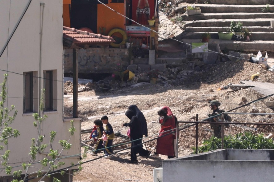 Soldados israelenses conduzem uma família palestina para fora de sua casa durante uma operação no campo de refugiados de Nur Shams, na Cisjordânia ocupada, em 20 de abril de 2024