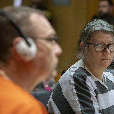 Jennifer Crumbley olha para o marido, James, durante a sentença de prisão