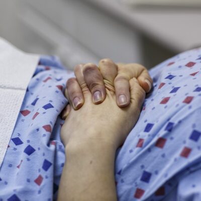 Mulher aperta as mãos durante procedimento de aborto no Alabama, EUA