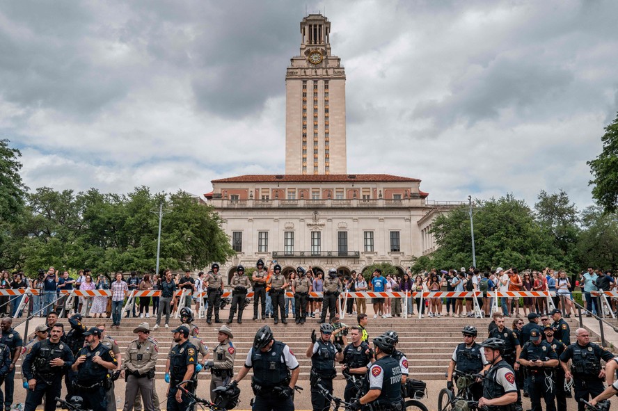 Policiais tentam controlar protesto pró-Palestina na Universidade do Texas em Austin