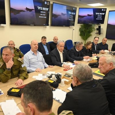 Gabinete de guerra de Israel reunido no domingo, logo após ataque iraniano