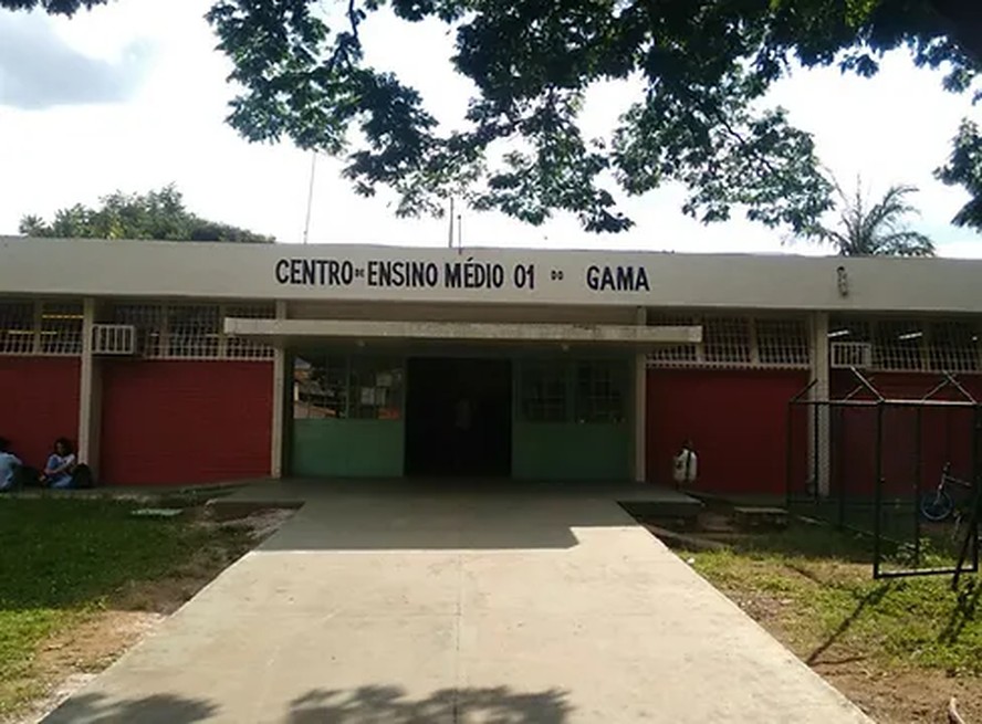 A fachada da escola CEM 01 do Gama