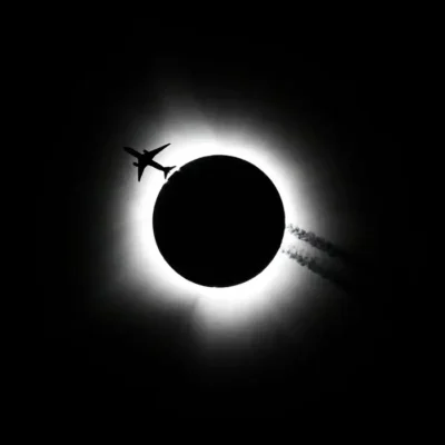 Um avião passa perto do eclipse solar total durante a Celebração Cósmica Hoosier no Memorial Stadium em Bloomington, Indiana, EUA 8 de abril de 2024. Foto: Bobby Goddin/USA Today/ Reuters/TPX Imagens do dia
