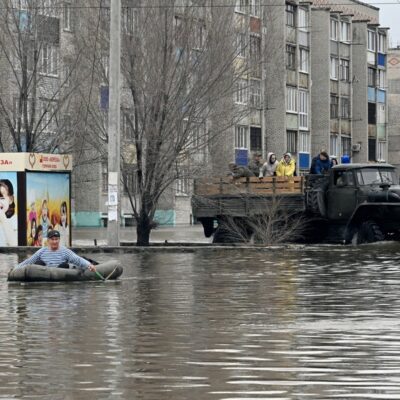 Socorristas evacuam moradores da parte inundada da cidade de Orsk, região russa de Orenburg
