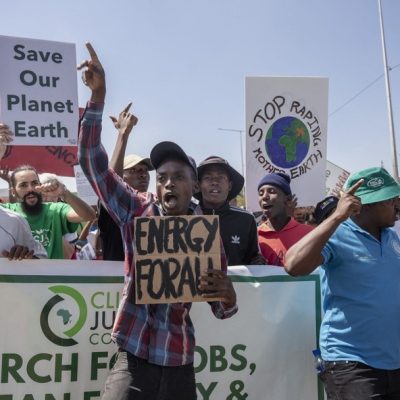 Grupo de ativistas ambientais protesta contra empresa estatal de energia em Soweto, na África do Sul