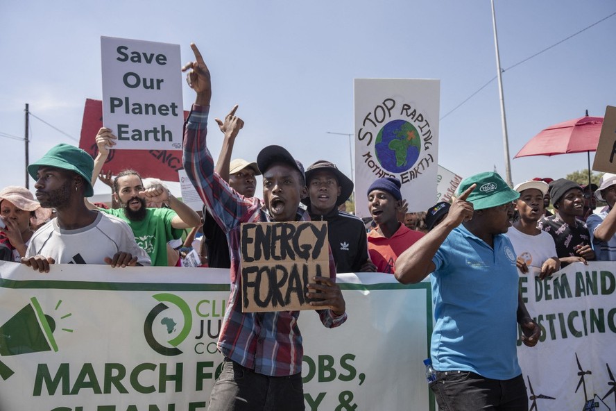 Grupo de ativistas ambientais protesta contra empresa estatal de energia em Soweto, na África do Sul