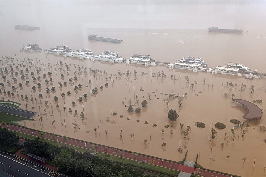 Uma vista geral de uma rua submersa após fortes chuvas na cidade de Qingyuan, na província de Guangdong, sul da China,