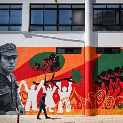 Mural de rua em Lisboa em homenagem ao sargento Maia, que liderou a Revolução dos Cravos, e às mulheres que atuaram na missão
