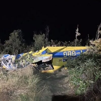 Avião agrícola cai e vítima fica presa nas ferragens, em Uberlândia