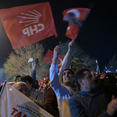 Apoiadores do Partido Republicano do Povo (CHP), da oposição, comemoram do lado de fora do prédio principal da prefeitura após as eleições municipais na Turquia.