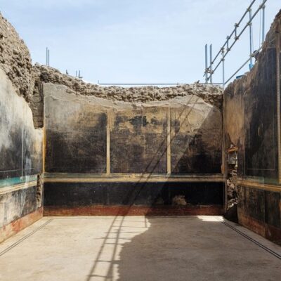 Afrescos em uma sala de banquetes com paredes pretas, parte das escavações em andamento no bloco 10 do Regio IX, em Pompeia, perto de Nápoles.