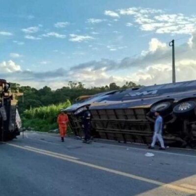 ônibus de turismo tomba na Bahia e deixa ao menos 8 mortos  -  (crédito: Divulgação/PRF)
