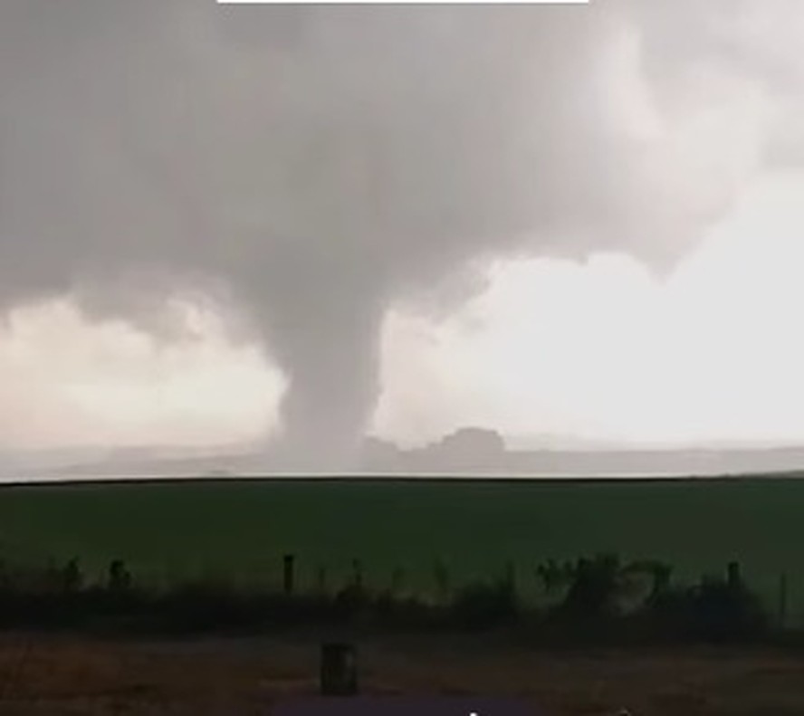Vídeo mostra passagem de tornado em cidade do interior gaúcho