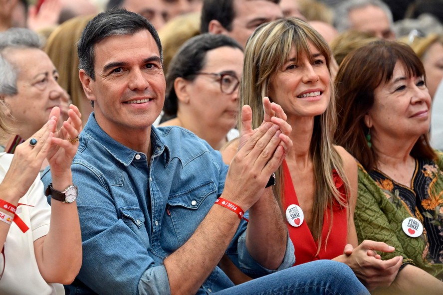 Pedro Sanchez e sua esposa,  Begoña Gómez, em evento de campanha em Getafe, em julho de 2023