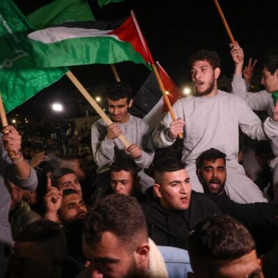 Prisioneiros palestinos recém-libertados por Israel são recebidos por bandeiras do Hamas e da Palestina na Cisjordânia