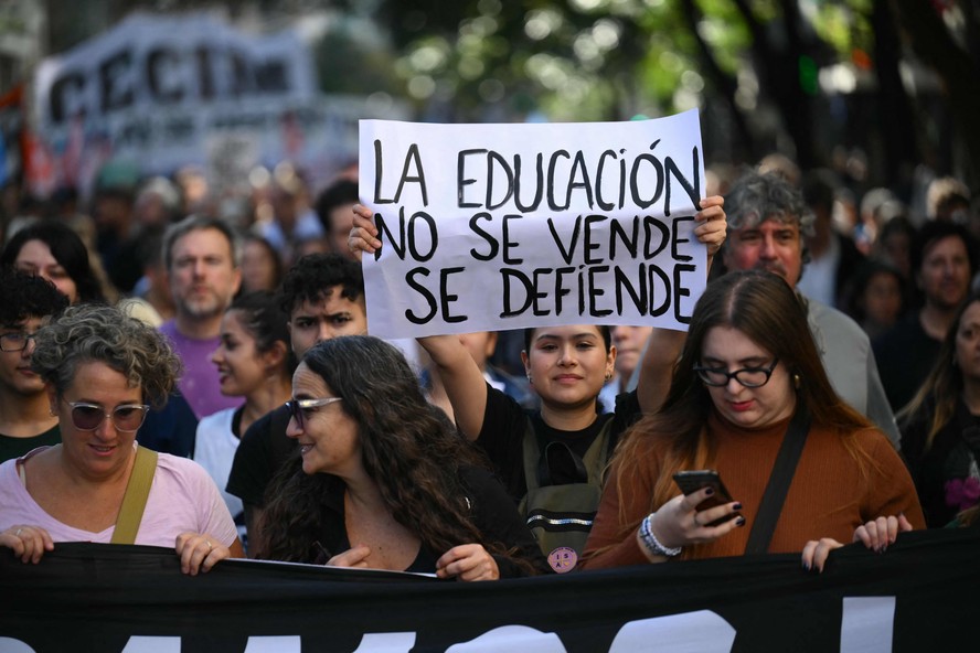 Manifestação em defesa da educação pública em Buenos Aires