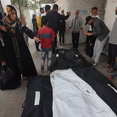 Palestinos se reúnem no hospital Al-Najjar para identificar os corpos de parentes após bombardeio israelense em Rafah.