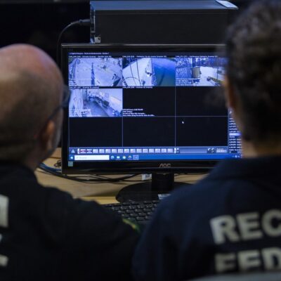 Funcionários da Receita Federal analisam imagens do interior de um contêiner no Porto de Santos