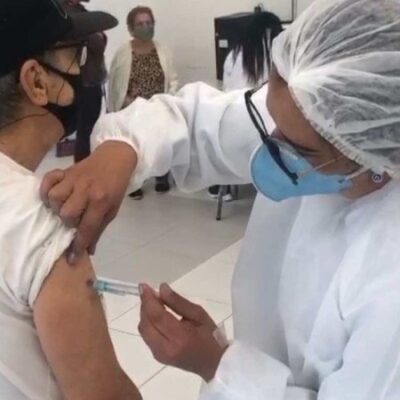 Em um dos poucos registros públicos, pai de Janja toma vacina contra a Covid-19 -  (crédito: Instagram/Reprodução (@janjalula))