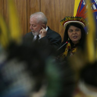 Lula e a ministra Sônia Guajajara receberam indígenas no Planalto