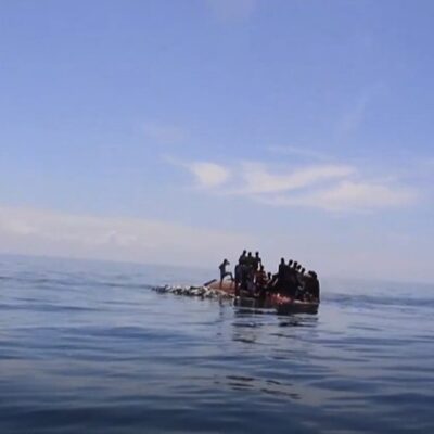 Vídeo mostra o momento do resgate dramático de grupo de refugiados em naufrágio, na Indonésia