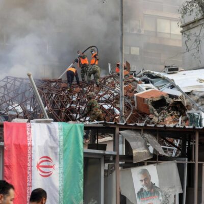 Bombeiros tentam apagar focos de incêndio em prédio do consulado iraniano em Damasco