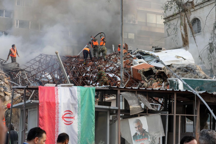 Bombeiros tentam apagar focos de incêndio em prédio do consulado iraniano em Damasco