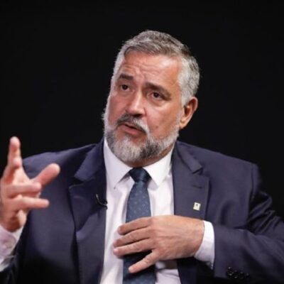 O ministro Paulo Pimenta gesticula em entrevista ao Poder360