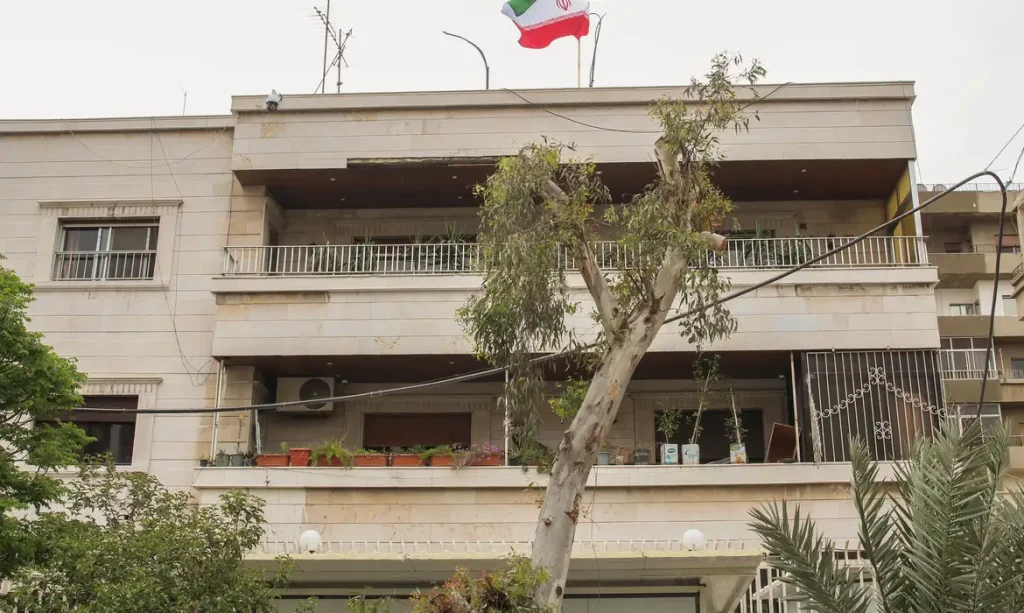 Bandeira iraniana no consulado do Irã em Damasco
 8/4/2024    REUTERS/Firas Makdesi