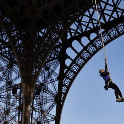 Francesa Anouk Garnier sobe 110 metros de corda na Torre Eiffel