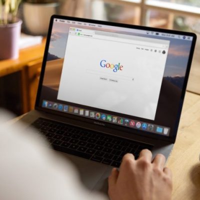 homem usa computador com página do google aberta na tela