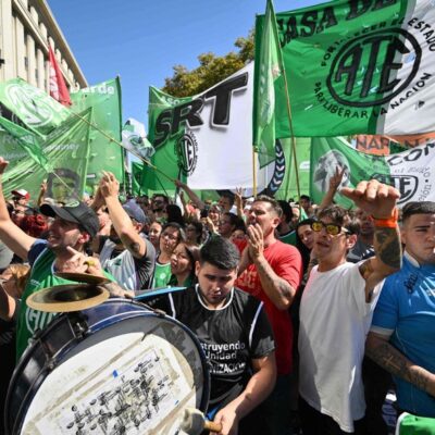 Membros da Associação de Trabalhadores do Estado (ATE) protestam em frente ao Ministério da Economia contra demissões em massa em Buenos Aires