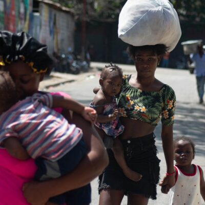 Moradores deixam suas casas enquanto a violência das gangues aumenta em Porto Príncipe, Haiti.