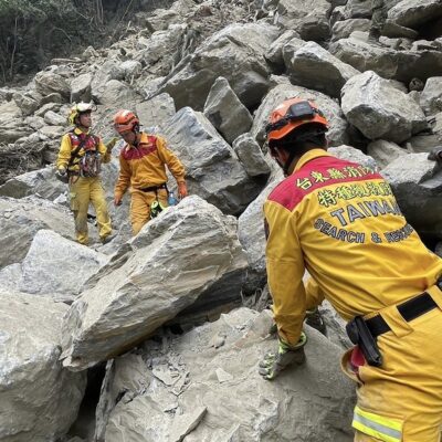 Socorristas de Taiwan libertam nove de caverna após terremoto