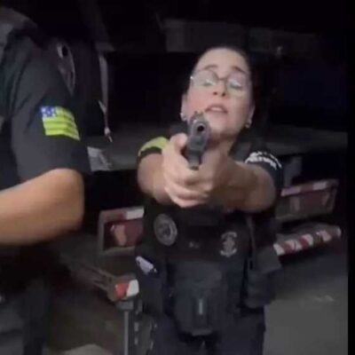 Polícia de Goiás erra endereço e aponta arma no rosto de mulher -  (crédito: Reprodução redes sociais)