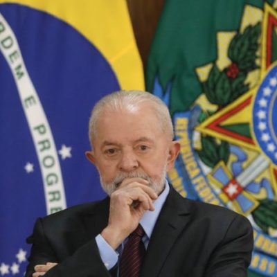 Lula preocupado pensativo