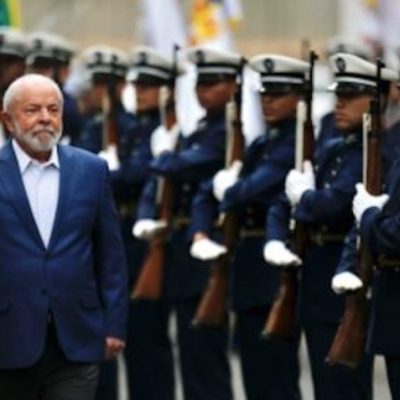 presidente Lula andando em meio a militares