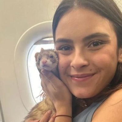 A juíza Alessandra Alves de Moura reconheceu que a estudante Júlia Braz recebeu indicação de acompanhamento do animal de assistência emocional -  (crédito: Arquivo pessoal)