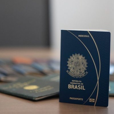A capa do novo modelo do passaporte brasileiro, que a Polícia Federal e a Casa da Moeda começaram a emitir neste dia 3 de outubro