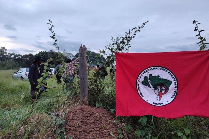 Integrantes do MST invadem terras país afora como nesta área em Campinas (SP); ação faz parte do 