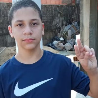 O adolescente Carlos Teixeira morreu uma semana após ser agredido nas costas dentro da escola pública no litoral paulista