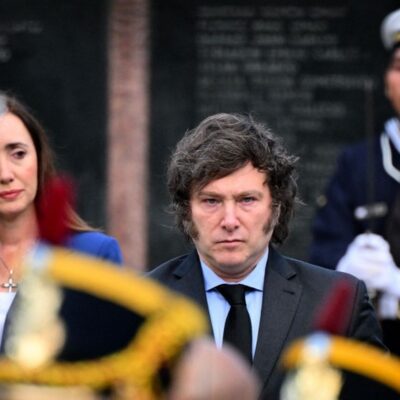 O presidente da Argentina, Javier Milei, e a sua vice, Victoria Villaruel, durante cerimônia em comemoração aos 42 anos da Guerra das Malvinas, travada contra o Reino Unido