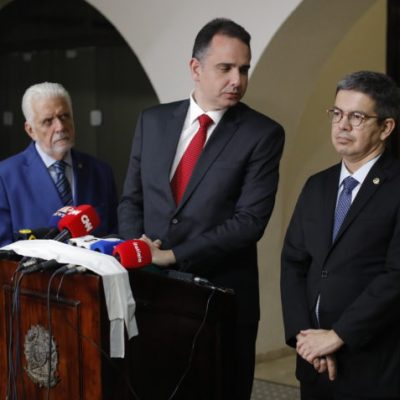 Da esquerda para a direita: o líder do governo no senado, Jaques Wagner (PT-BA); o ministro da Fazenda, Fernando Haddad; e o líder do governo no Congresso, Randolfe Rodrigues (sem partido-AP).