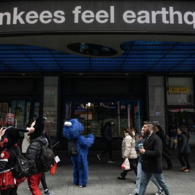 Telas exibindo notícias sobre um terremoto no bairro de Times Square, em Nova York