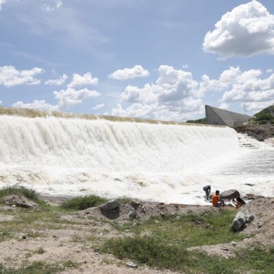 Sangria da barragem de Oiticica causou atraso da conclusão da parede, segundo o governo do RN — Foto: Raiane Miranda/Governo do RN