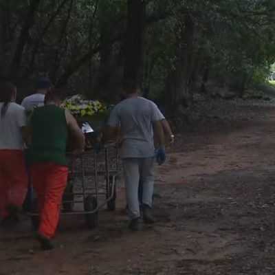 Vítima de incêndio de pousada em Porto Alegre é sepultada na capital gaúcha.