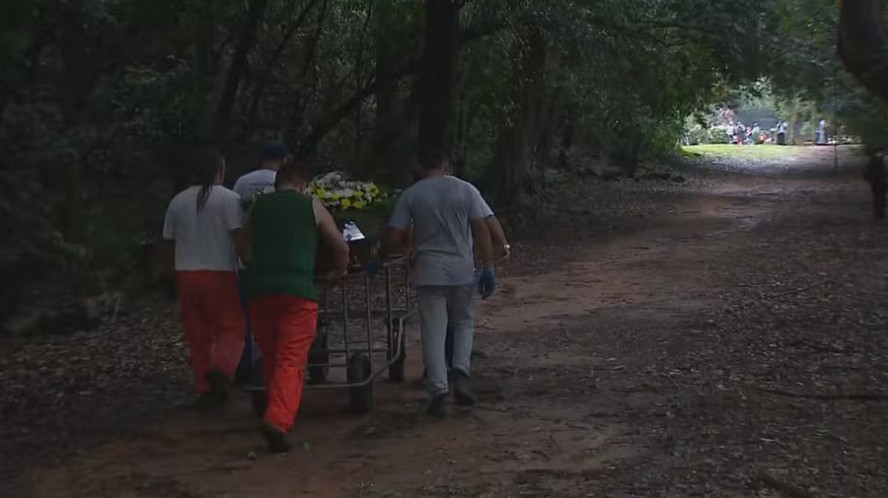 Vítima de incêndio de pousada em Porto Alegre é sepultada na capital gaúcha.