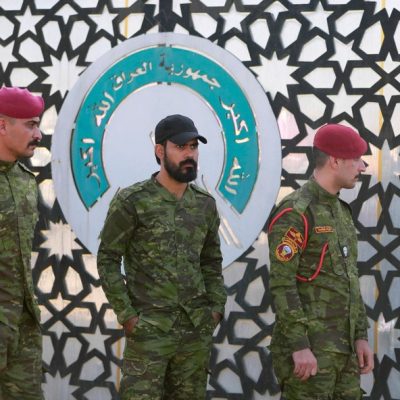 Membros do Hashed al-Shaabi do Iraque, principal unidade paramilitar pró-Irã integrada às Forças Armadas, em frente ao seu quartel-general em Bagdá