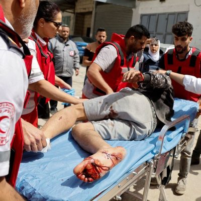 Cisjordânia 20/04/2024 Paramédicos auxiliam um homem ferido no campo de Nour Shams, em Tulkarm, na Cisjordânia ocupada por Israel, 20 de abril de 2024. REUTERS/Raneen Sawafta